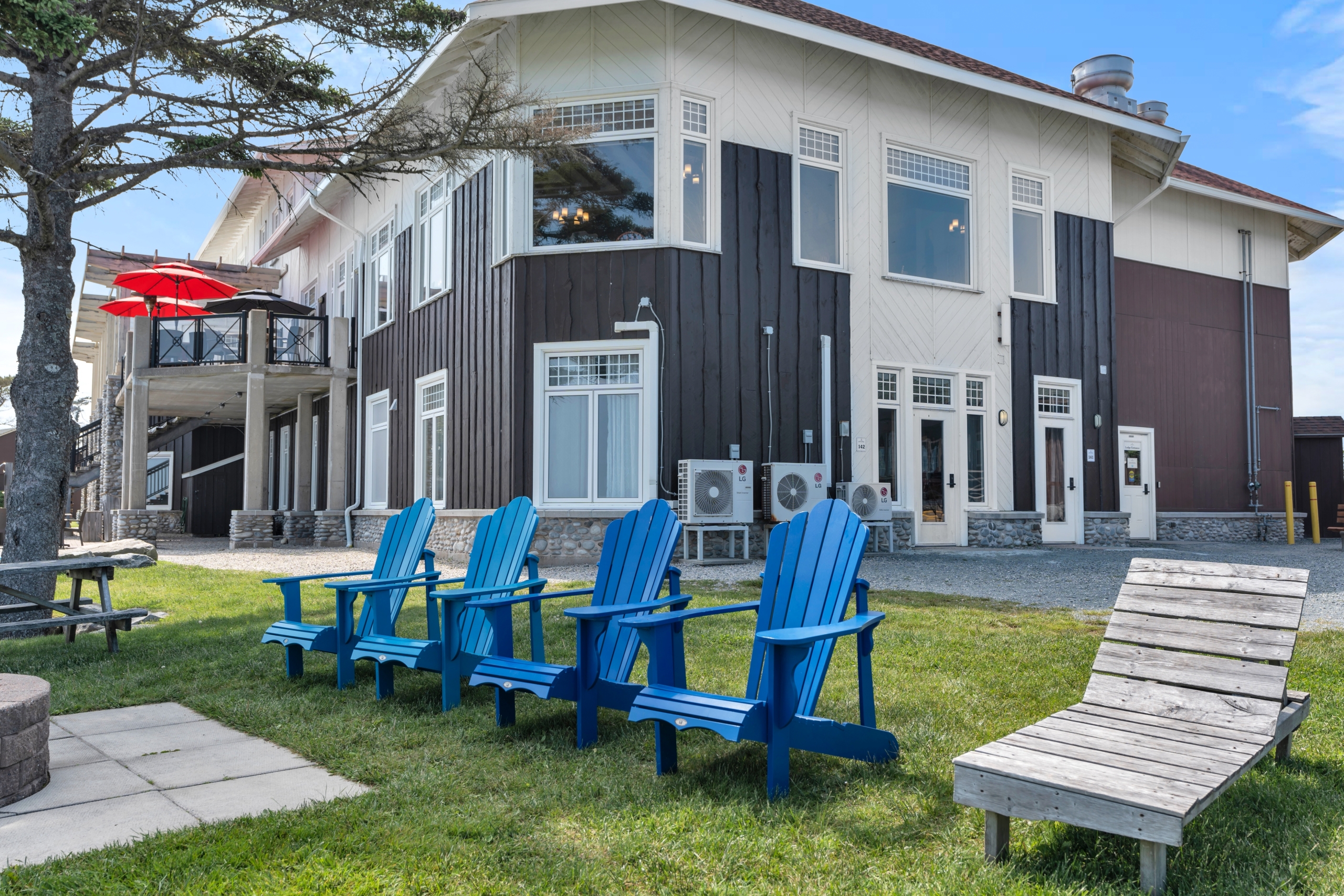 Main Lodge Guestrooms Exterior Summer 2025