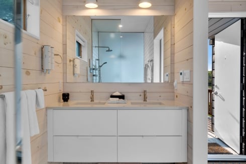 Oceanfront Treehouse 3-piece Bathroom