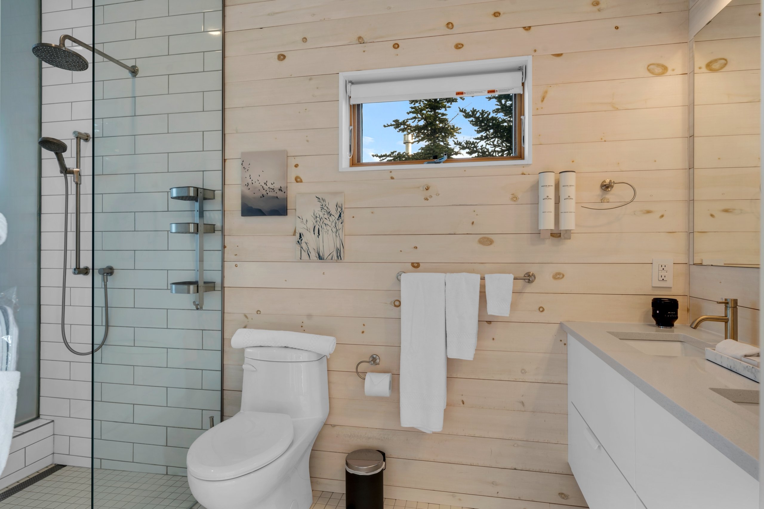 Oceanfront Treehouse 3-piece Bathroom with Amenities