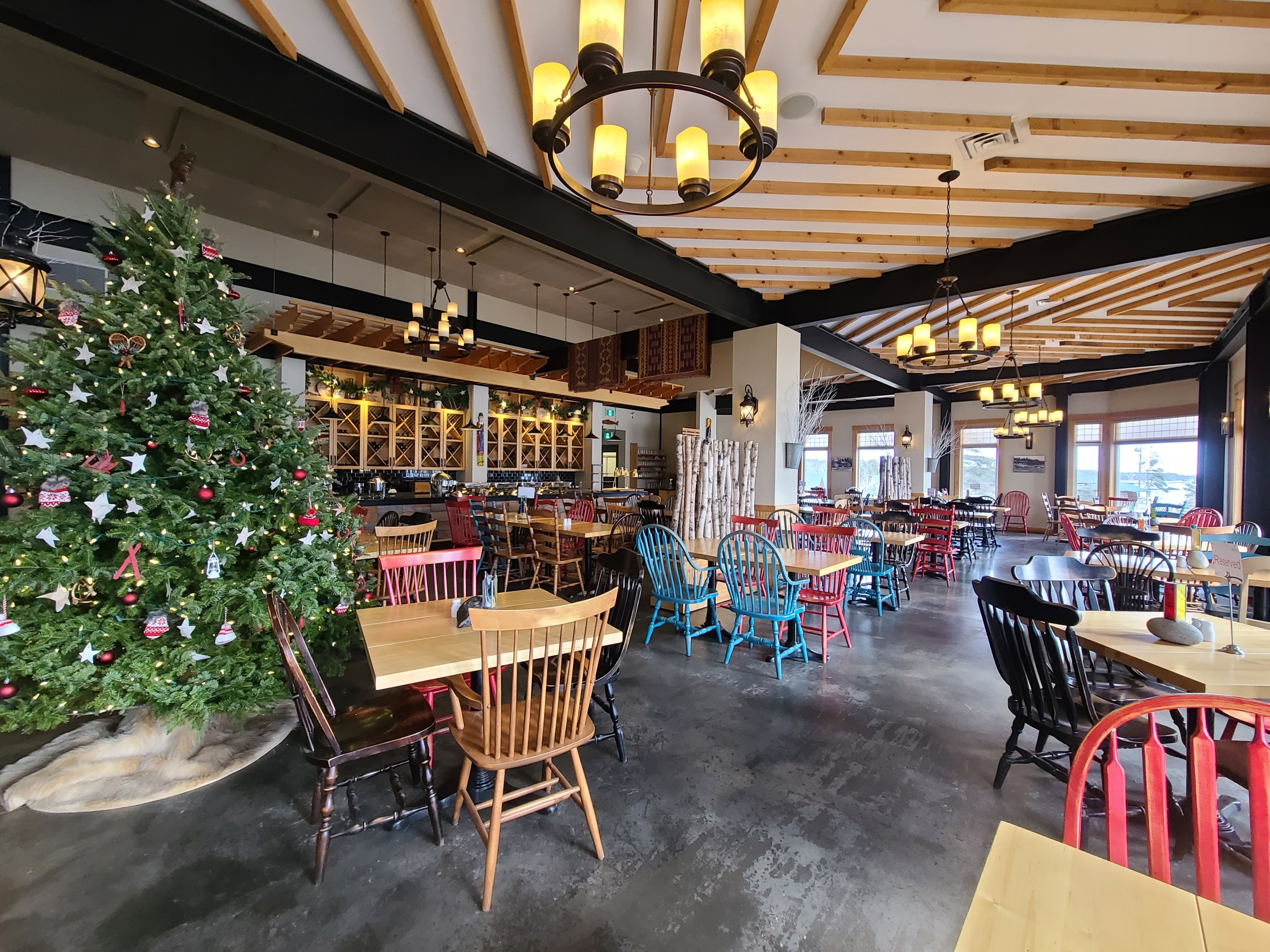 Christmas decor in the Dining room