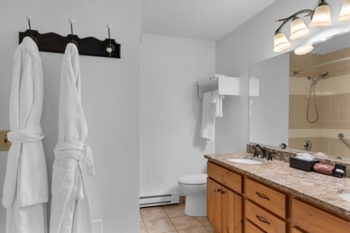 Lakeside Retreat King Room Bathroom Summer 2025