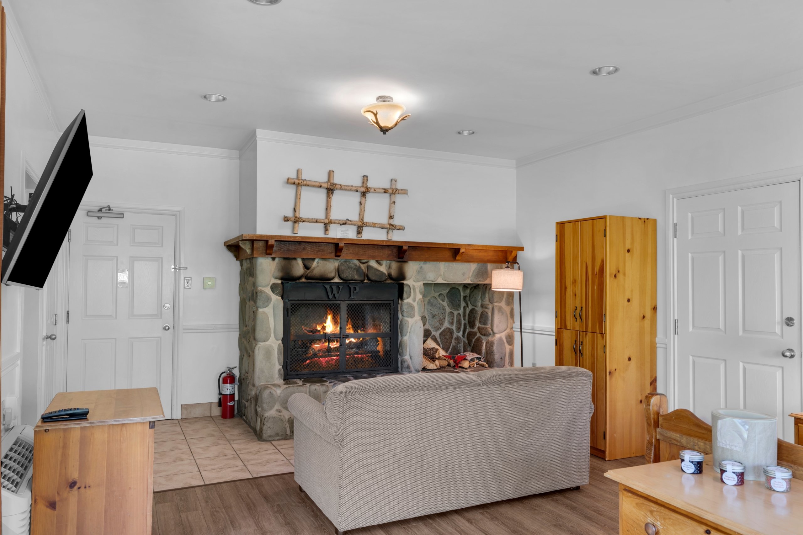 Lakeside Retreat King Room Living Area Summer 2025