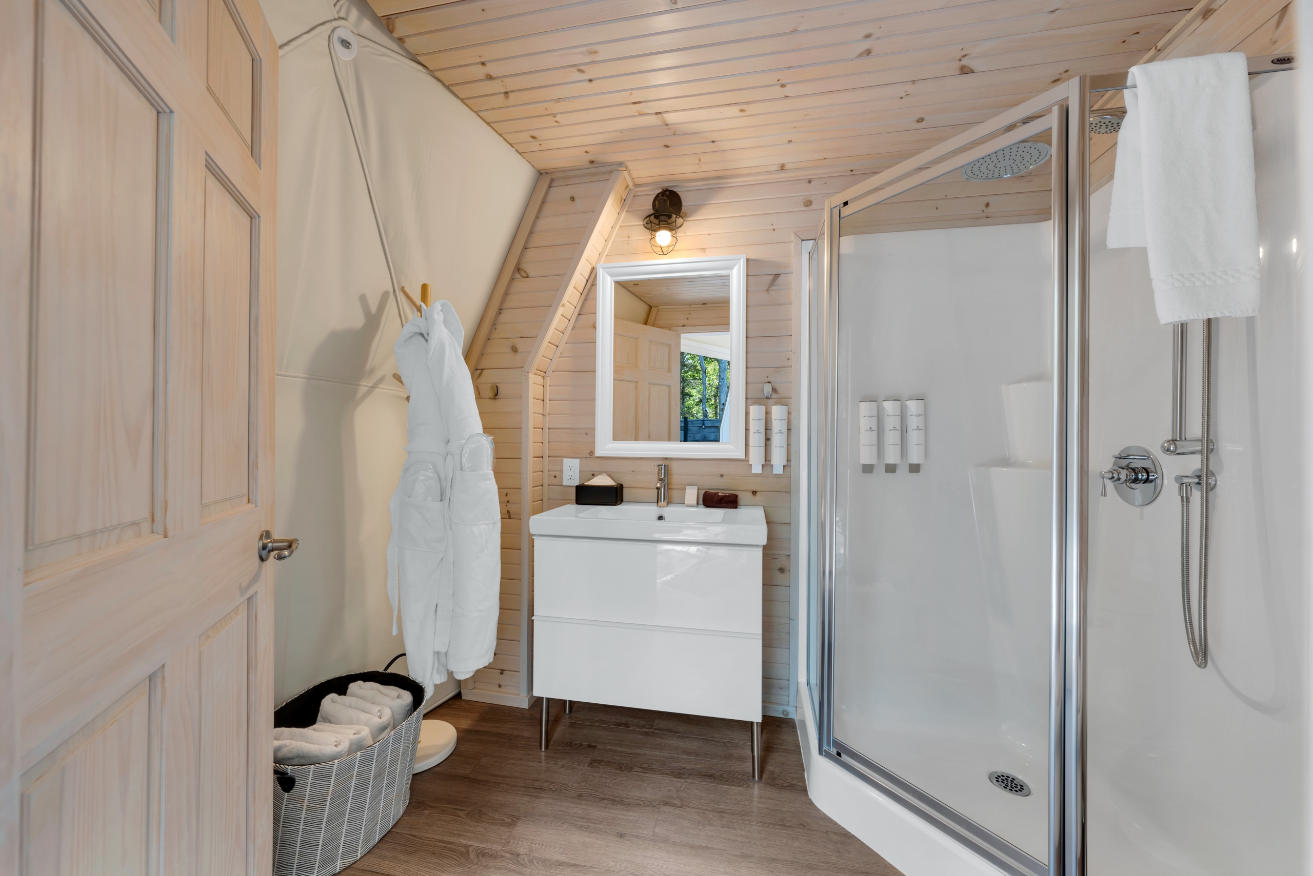 Studio Glome 3-piece Bathroom, Bath robes