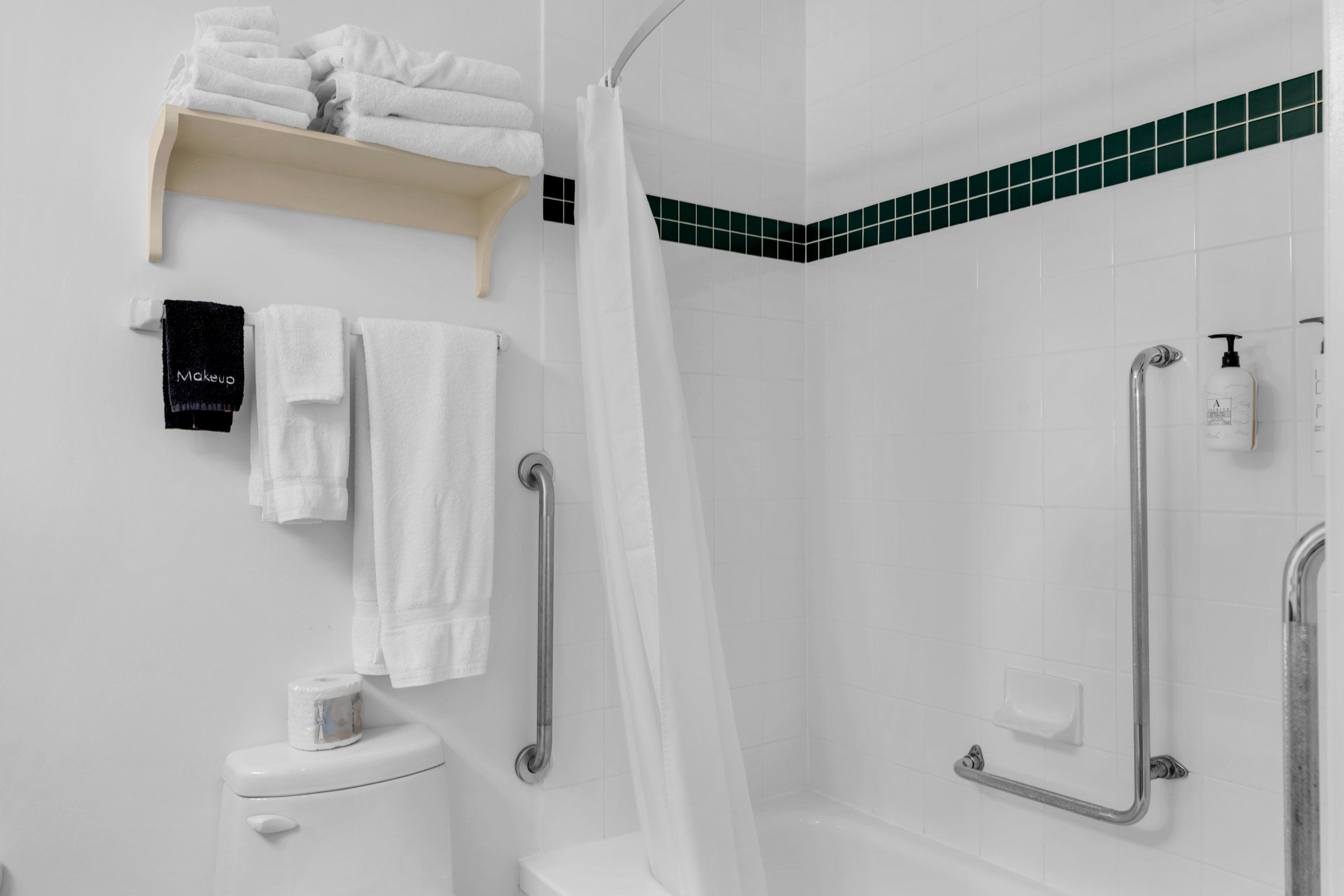 White Point Guestrooms Bathroom Summer 2025