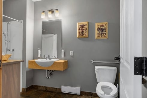 Main Lodge Guestroom Bathroom