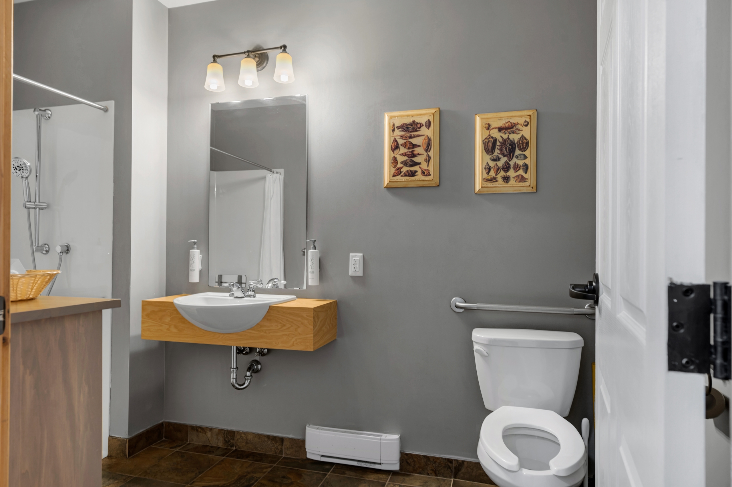 Main Lodge Guestroom Bathroom