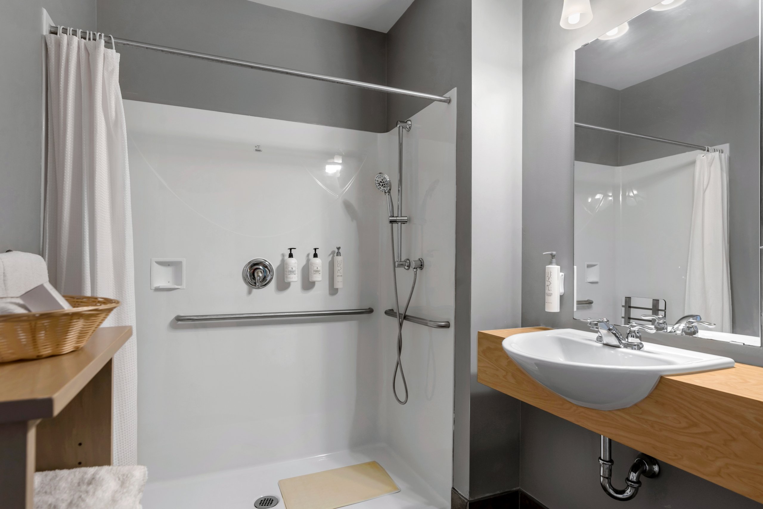 Main Lodge Guestroom Bath and Shower