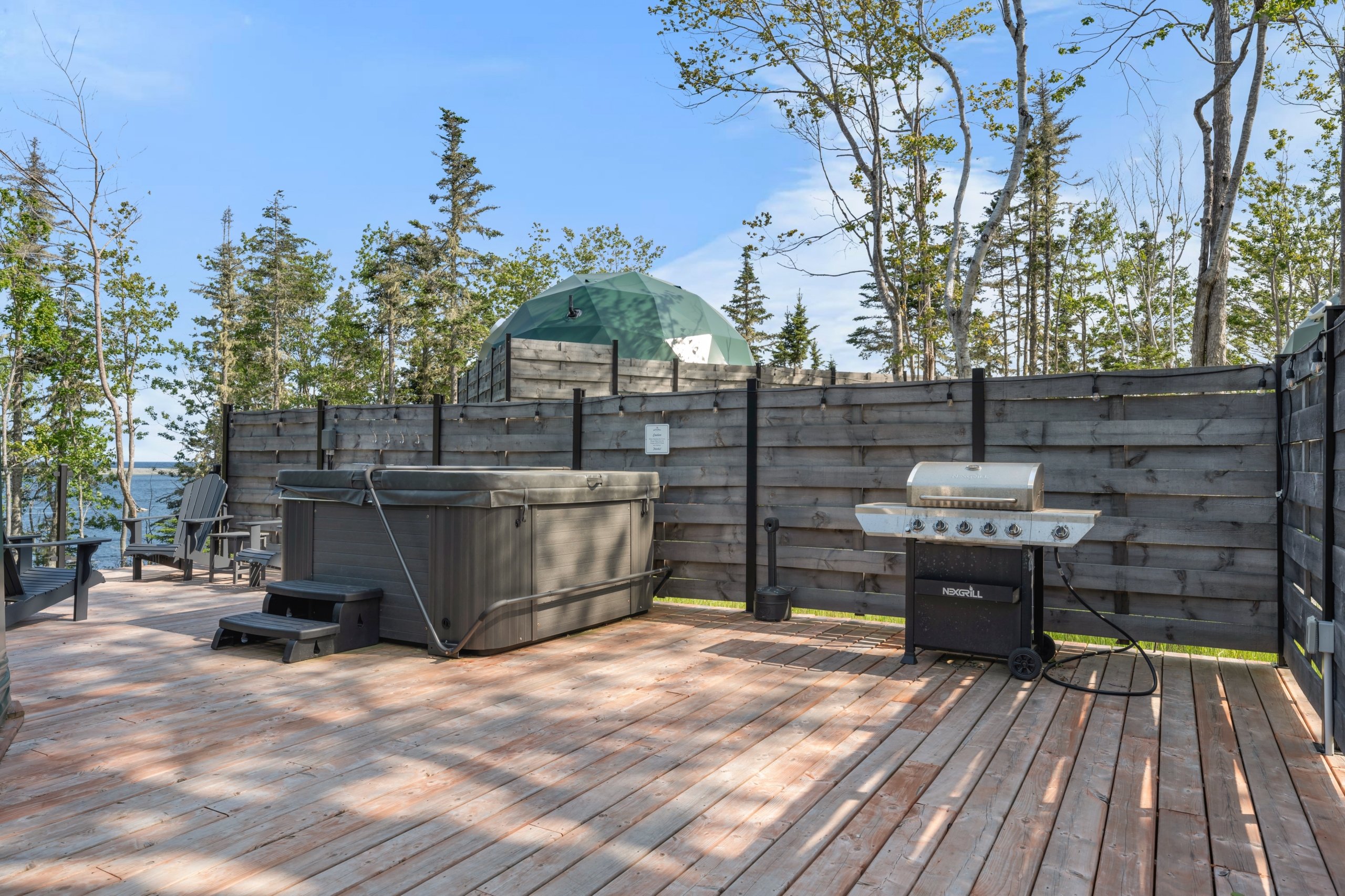 Super Glome Private Deck with BBQ and Hot Tub