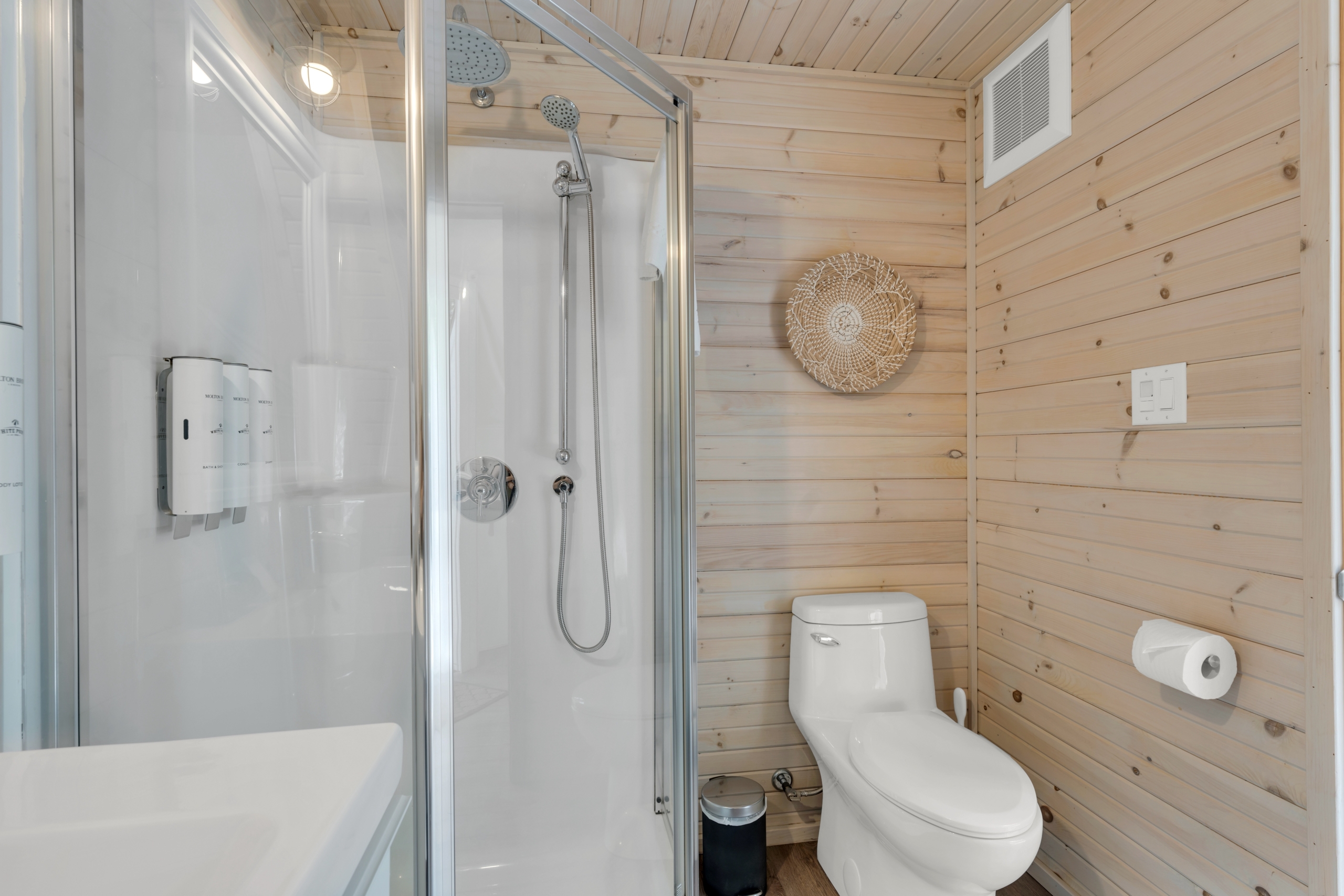 Studio Glome 3-piece Bathroom with shower