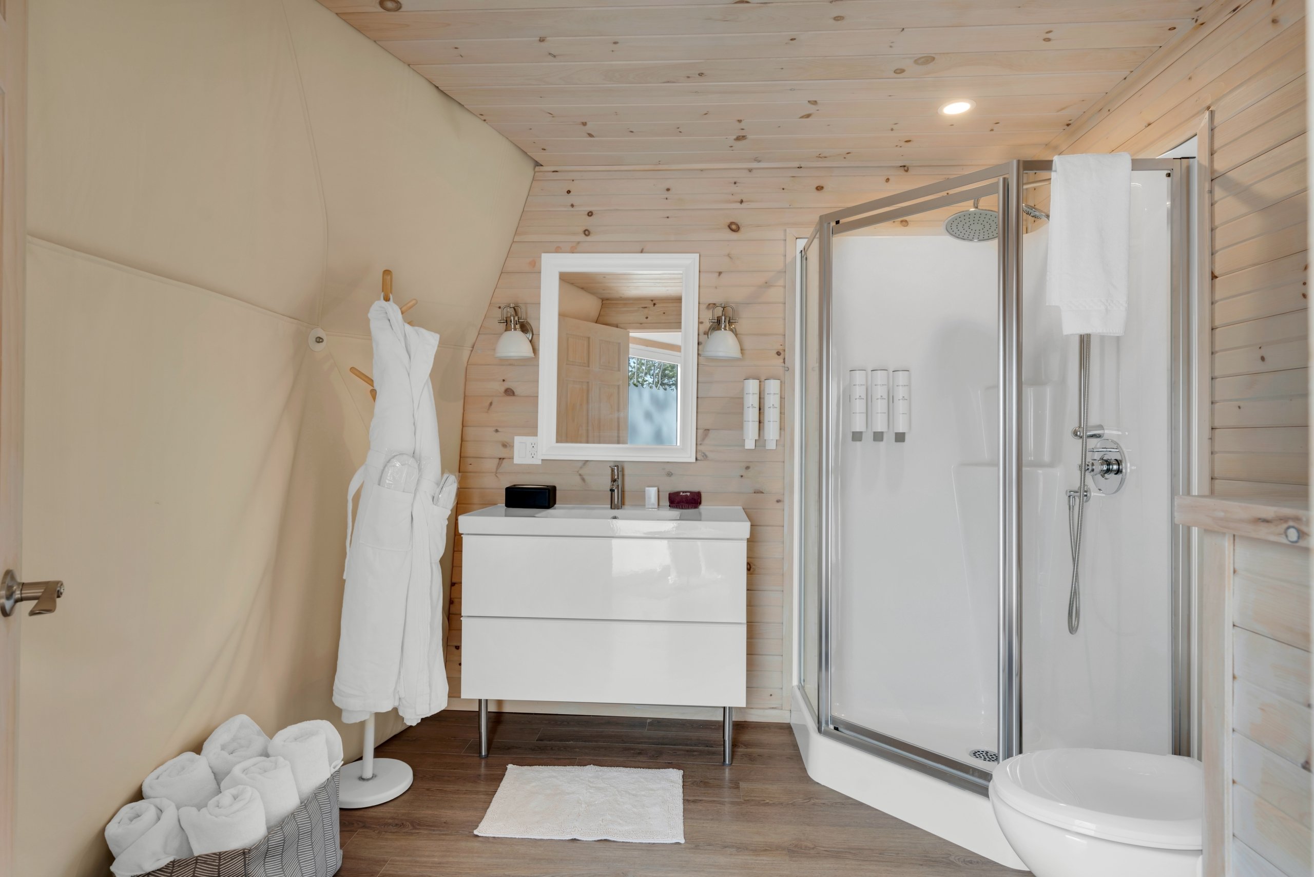 Super Glome 3-piece Bathroom, Bath robes