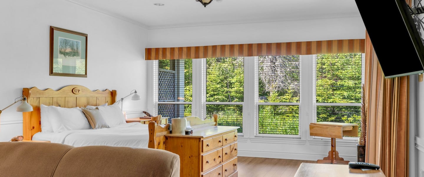 Lakeside Retreat King Room interior