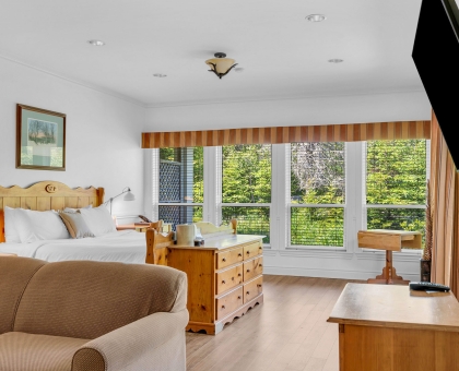Lakeside Retreat King Room interior