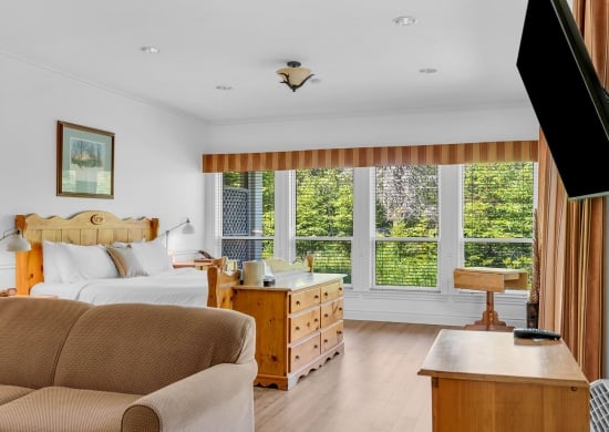 Lakeside Retreat King Room interior