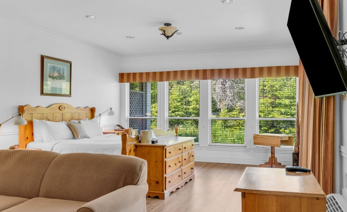 Lakeside Retreat King Room interior
