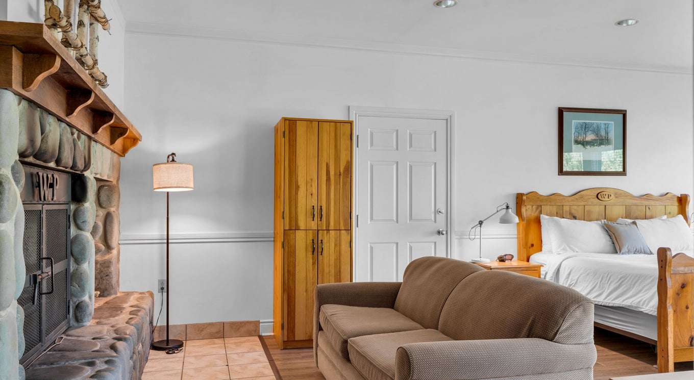 Lakeside Retreat King Room interior