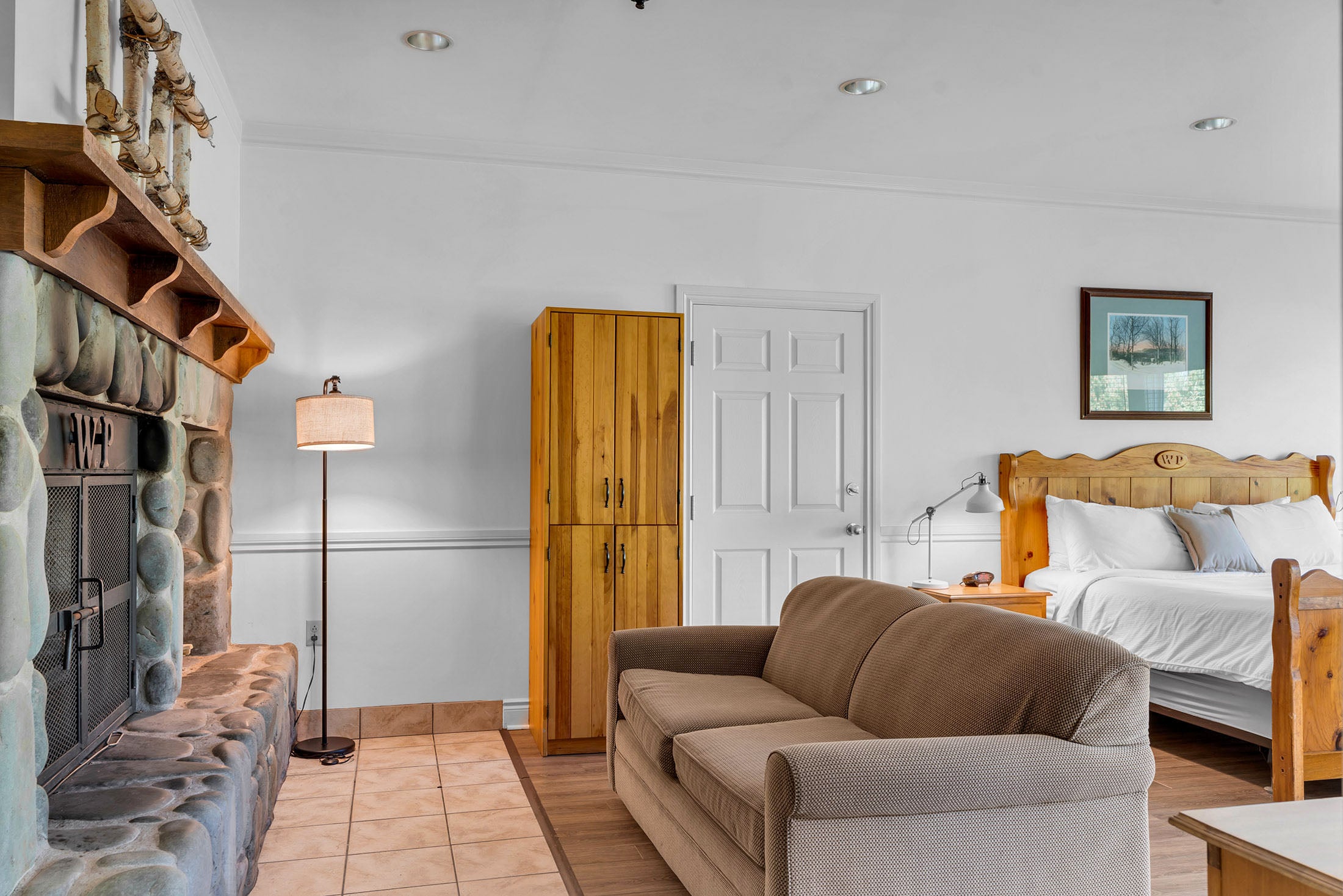 Lakeside Retreat King Room interior