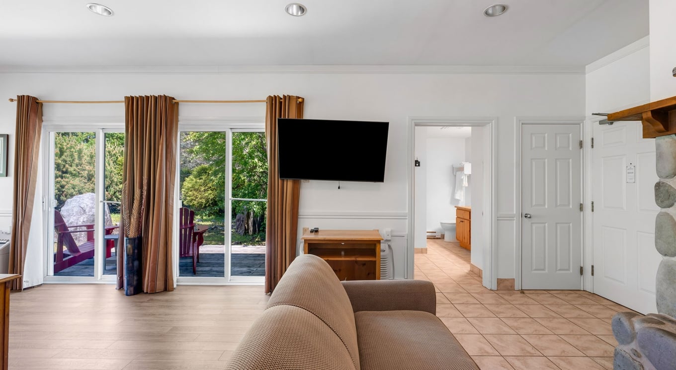 Lakeside Retreat King Room interior