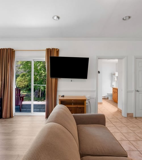 Lakeside Retreat King Room interior