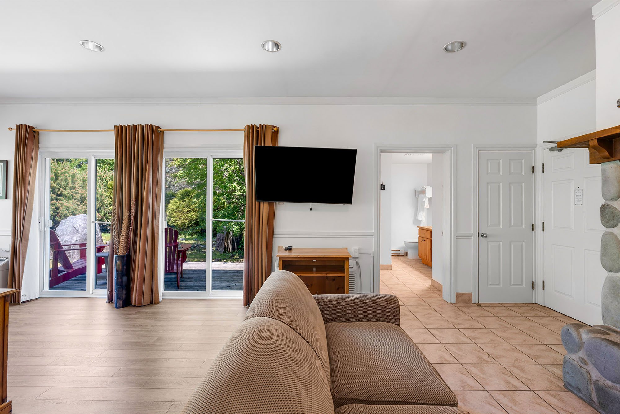 Lakeside Retreat King Room interior