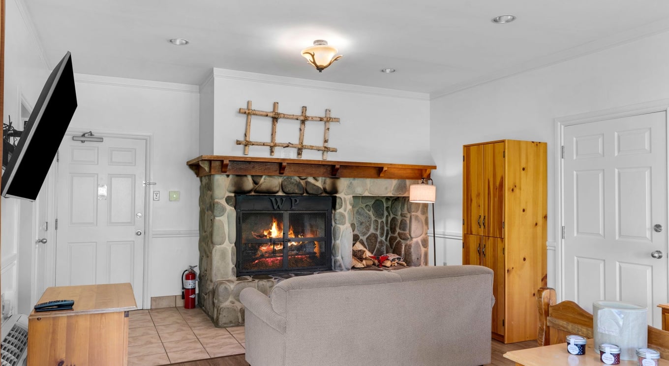 Lakeside Retreat King Room interior