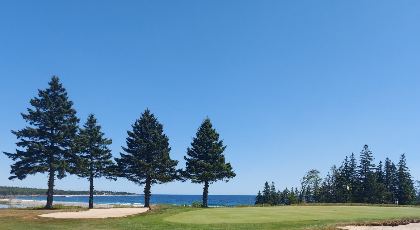 white-point-golf-blue-sky